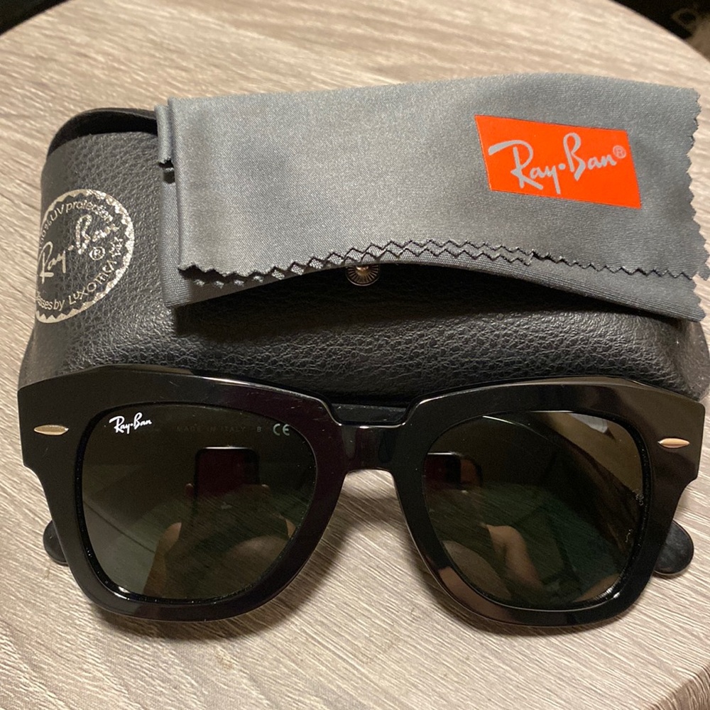 Couple scratches on frame nothing crazy, green lenses. Bought them on Poshmark